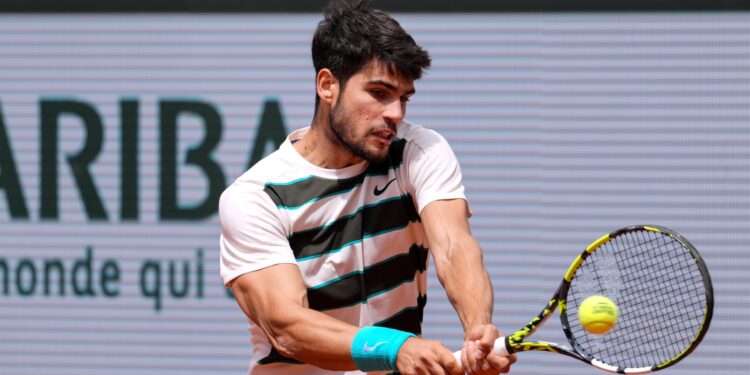 Carlos Alcaraz em ação em Roland Garros