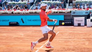 Novak Djokovic em ação no saibro