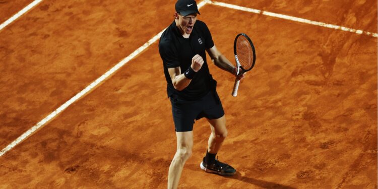 Jannik Sinner comemora ponto em Roma