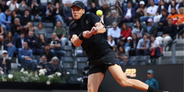 Sinner em ação durante o Roma Open