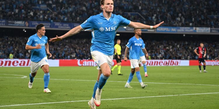 Scott McTominay comemora gol do Napoli
