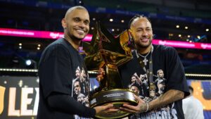 Cris Guedes e Neymar com o troféu da Kings League Brasil