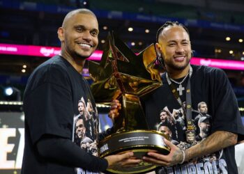 Cris Guedes e Neymar com o troféu da Kings League Brasil