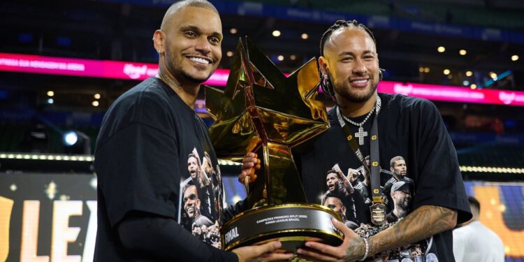 Cris Guedes e Neymar com o troféu da Kings League Brasil