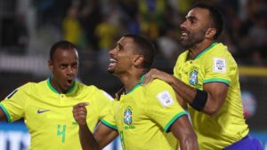 Jogadores do Brasil comemoram gol