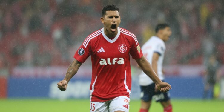Vitinho comemora o gol de empate do Inter