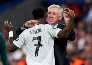 Ancelotti comemora ao lado de Vini Jr