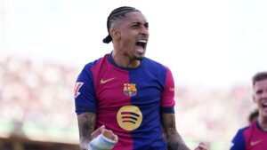 Raphinha comemora gol pelo Barcelona