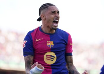 Raphinha comemora gol pelo Barcelona