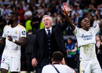 Ancelotti ao lado de Vini Jr.