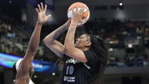 Kamilla Cardosa em ação na WNBA