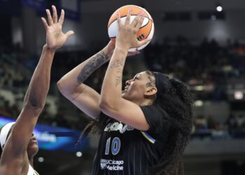 Kamilla Cardosa em ação na WNBA