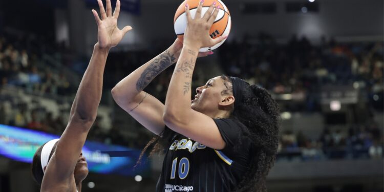 Kamilla Cardosa em ação na WNBA