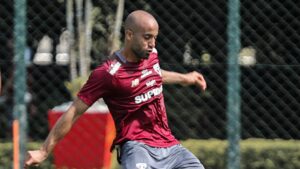 Lucas Moura durante treino