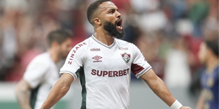 Samuel Xavier comemora gol do Fluminense