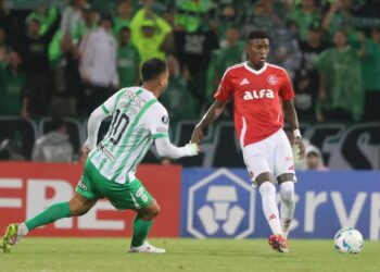 Lance de partida entre Atlético Nacional e Internacional