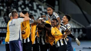 Jogadores do Botafogo comemoram gol marcado contra o Estudiantes