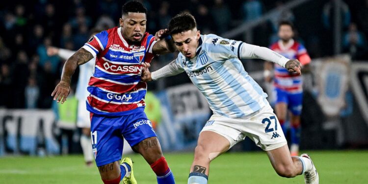 Lance de partida entre Racing e Fortaleza