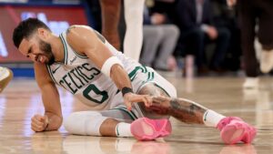 Jayson Tatum, do Boston Celtics, sente dores no tornozelo durante partida contra o New York Knicks