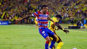 Lance de partida entre Fortaleza e Atlético Bucaramanga