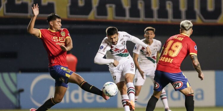 Lance de partida entre Unión Española e Fluminense