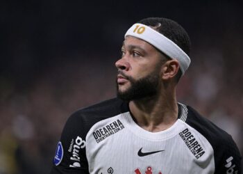 Memphis Depay, do Corinthians, durante partida contra o América de Cali