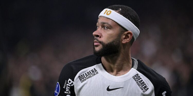 Memphis Depay, do Corinthians, durante partida contra o América de Cali