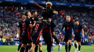 Jogadores do Barcelona comemoram gol marcado contra o Espanyol
