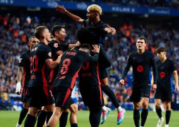 Jogadores do Barcelona comemoram gol marcado contra o Espanyol