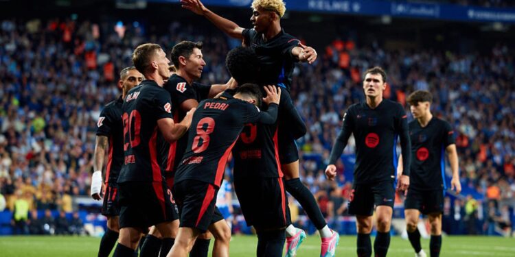 Jogadores do Barcelona comemoram gol marcado contra o Espanyol