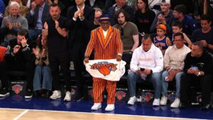 Spike Lee, diretor de cinema, durante partida entre Knicks e Pacers
