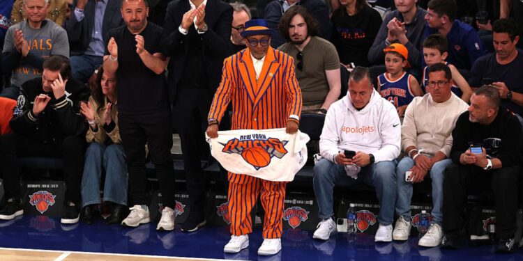 Spike Lee, diretor de cinema, durante partida entre Knicks e Pacers