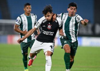Lance de partida entre Racing-URU e Corinthians