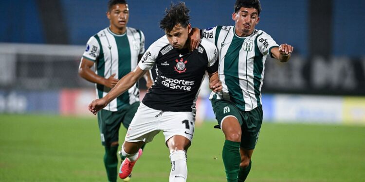 Lance de partida entre Racing-URU e Corinthians