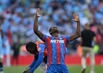 Jogadores do Crystal Palace comemoram título da FA Cup 2025