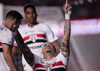 Luciano, do São Paulo, comemora gol marcado contra o Náutico