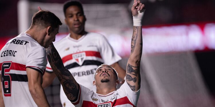 Luciano, do São Paulo, comemora gol marcado contra o Náutico