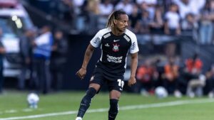 André Carrillo, do Corinthians, durante partida contra o Santos
