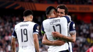 Jogadores do Tottenham comemoram gol marcado contra o Manchester United