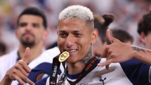 Richarlison, do Tottenham, morde medalha de campeão da Europa League