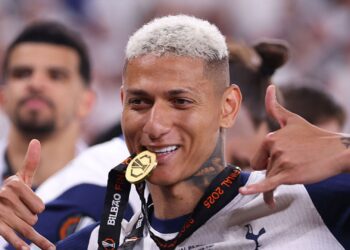 Richarlison, do Tottenham, morde medalha de campeão da Europa League