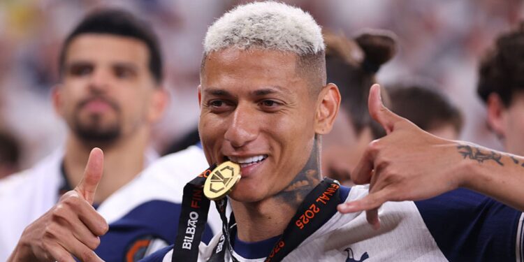 Richarlison, do Tottenham, morde medalha de campeão da Europa League