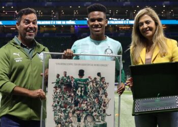 Estêvão e Leila Pereira tiram foto com placa homenageando o jogador