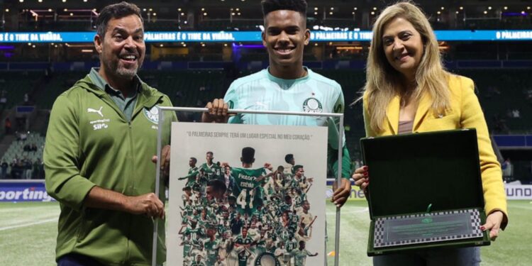 Estêvão e Leila Pereira tiram foto com placa homenageando o jogador