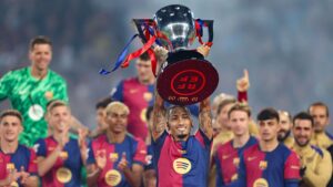 Raphinha, do Barcelona, levanta taça de LALIGA