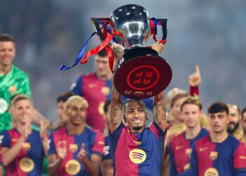 Raphinha, do Barcelona, levanta taça de LALIGA