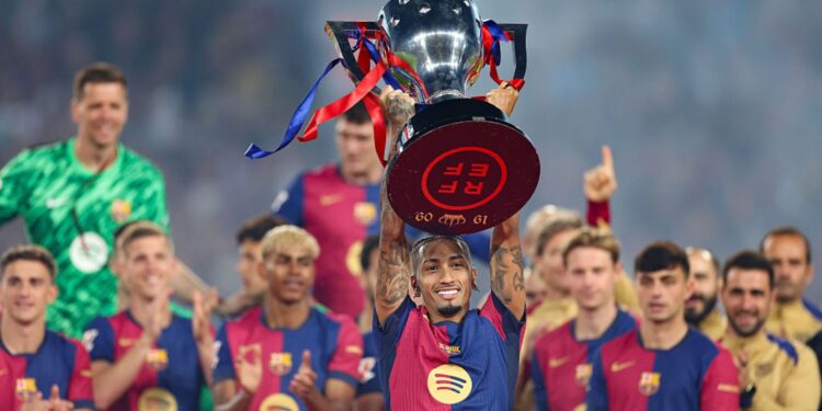Raphinha, do Barcelona, levanta taça de LALIGA