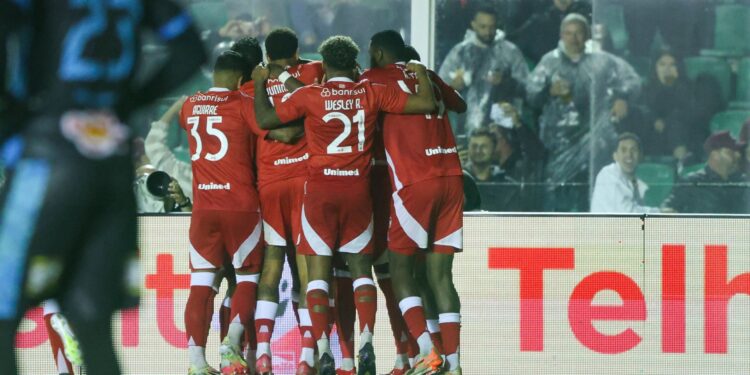 Jogadores do Internacional comemoram gol marcado contra o Maracanã-CE