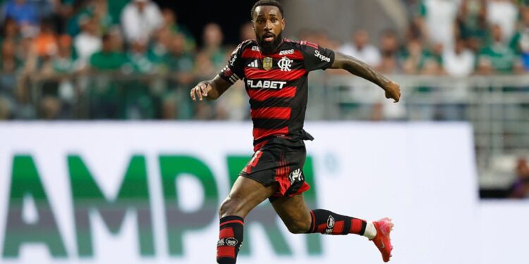 Gerson, do Flamengo, durante partida contra o Palmeiras