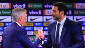 Carlo Ancelotti e Samir Xaud se cumprimentam em apresentação do italiano como técnico da Seleção Brasileira